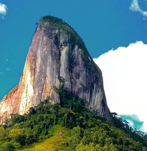 A Pedra da Penha fica localizada na comunidade de Alto São Vicente
