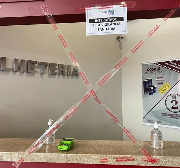 Bilheteria do Cinesercla do Shopping Montserrat, na Serra, foi lacrada pela Vigilância Sanitária por não cobrar comprovante de vacina dos clientes. Crédito: Fabricio de Paula Moraes