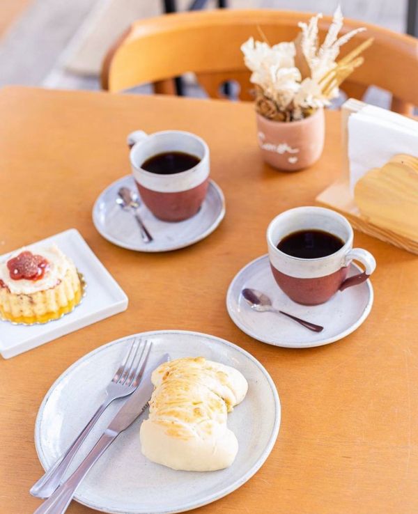 Café especial, pão e bolo servidos na cafeteria Olima, em Vitória