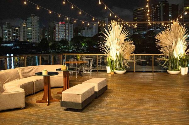 Se o espaço for aberto, é interessante explorar flores, estilos mais românticos e a iluminação natural do ambiente. por Casa Mizzi/Divulgação