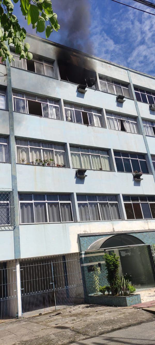 Incêndio atingiu apartamento no quarto andar de prédio em Vitória