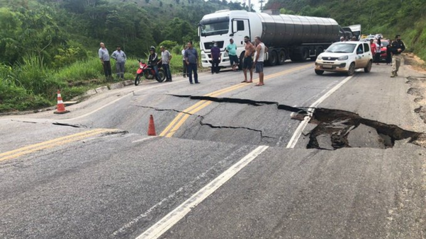 Rodovia BR 101 é interditada por causa da chuva na região sul da Bahia