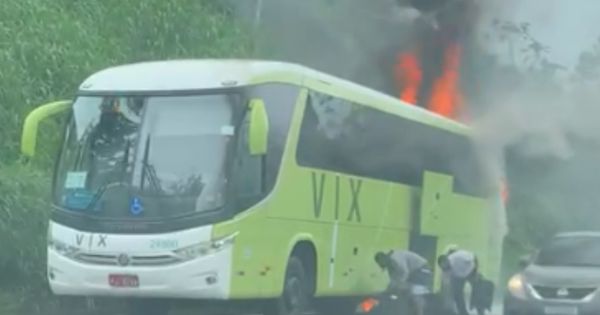 Ônibus pegou fogo na tarde desta sexta-feira (24) na BR 262, em Viana
