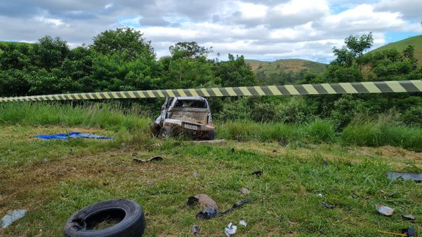 Caminhonete ficou praticamente sem a carroceria, na BR 101, em Cachoeiro