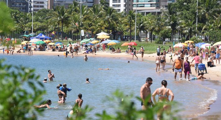 O verão começou oficialmente no último dia 21 e, neste domingo (26), o fotógrafo de A Gazeta Carlos Alberto Silva registrou o movimento nas praias