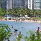 Imagem - Fotos: praia e sol marcam o primeiro domingo de verão na Grande Vitória