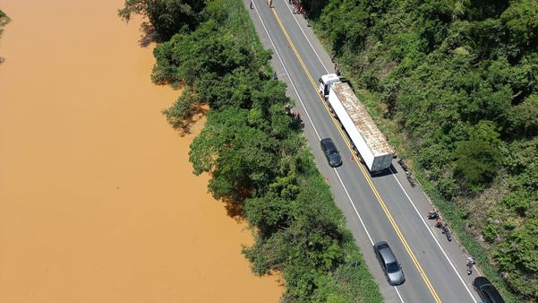Nível e coloração do Rio Itabapoana dificultaram a localização de carro e motorista. por João Henrique Castro
