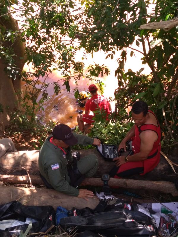 Nível e coloração do Rio Itabapoana dificultaram a localização de carro e motorista. por João Henrique Castro