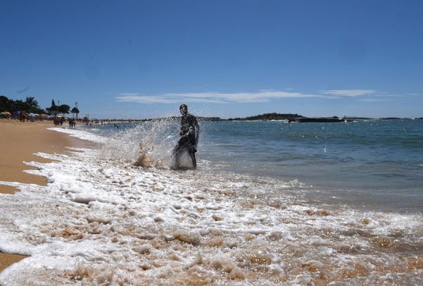 Muito sol na Praia da Costa no primeiro domingo deste verão por Carlos Alberto Silva