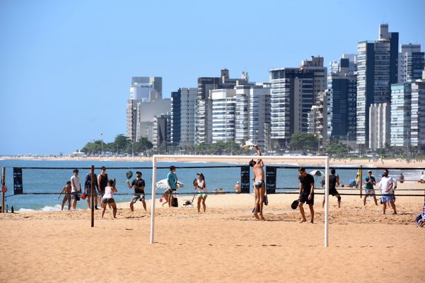 Muito sol na Praia da Costa no primeiro domingo deste verão por Carlos Alberto Silva