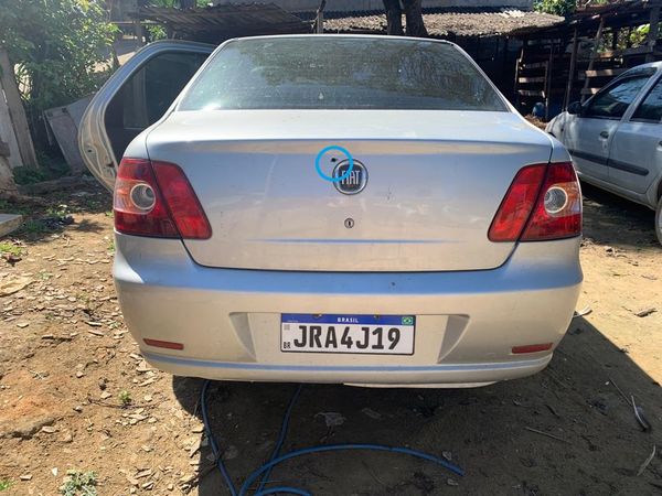 Um dos tiros atingiu a traseira do carro da vítima