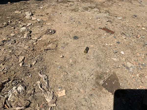 Uma das balas de arma de fogo ainda estava no local do crime na manhã deste domingo (26)