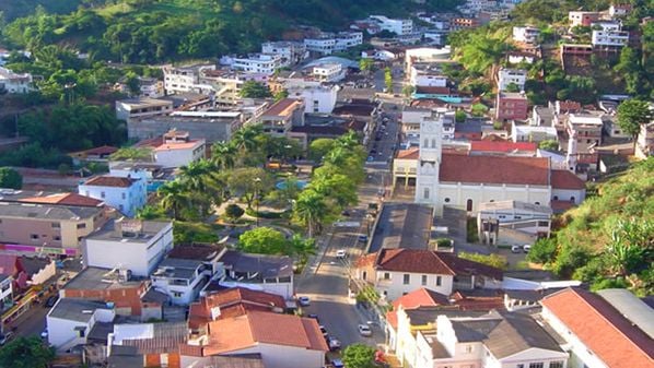 Segundo a Polícia Militar (PM), testemunhas relataram que dois homens em uma motocicleta se aproximaram da vítima e efetuaram vários disparos