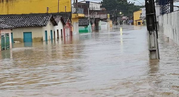 Grande enchente na cidade de Ibicuí, na Bahia