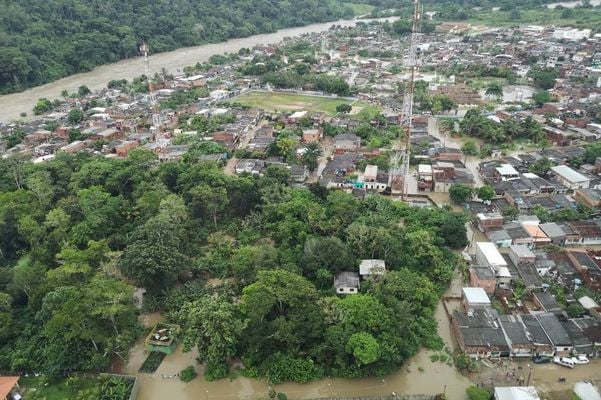 Vista aérea da cidade de Itajuípe (BA) alagada pelas enchentes Chuvas fazem rio Almada transbordar, causando enchente na cidade de Itajuípe, no sul da Bahia