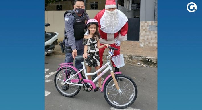 Isabela, de 7 anos, ganhou no Natal a tão sonhada bicicleta, que acabou sendo furtada; policiais e amigos fizeram 'vaquinha' para presentear a criança