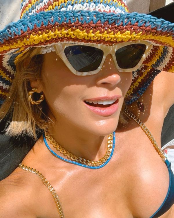 A atriz Flávia Alessandra postou uma foto nas redes sociais usando óculos de sol