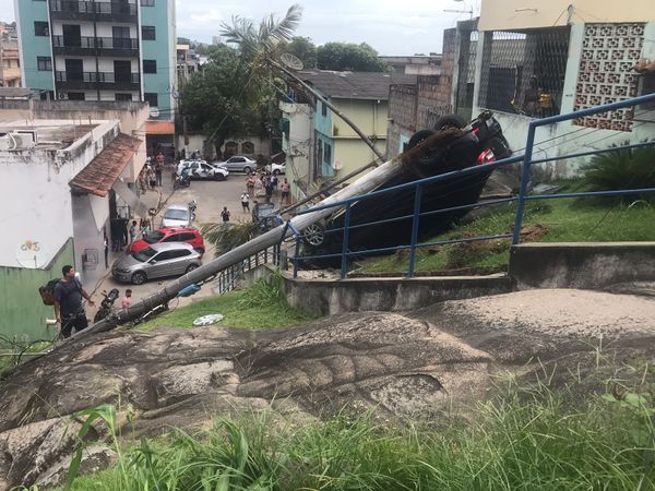 Carro atingiu um poste e capotou em uma escadaria do bairro Alvorada, em Vila Velha