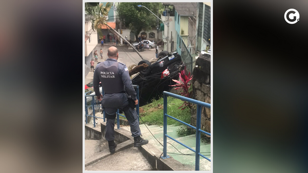 Carro capotou em uma escadaria do bairro Alvorada, em Vila Velha, nesta quarta-feira (29)