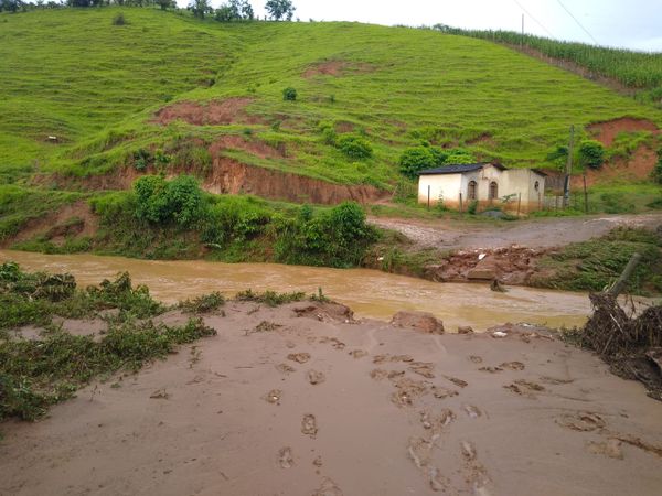 Em Alegre uma ponte foi destruída e ruas ficaram alagadas  por Divulgação/ Prefeitura de Alegre
