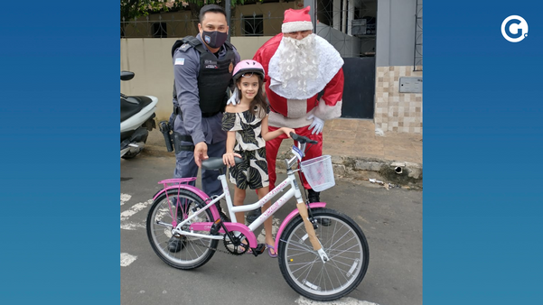 O Papai Noel chegou com o presente em uma viatura da Polícia Militar.