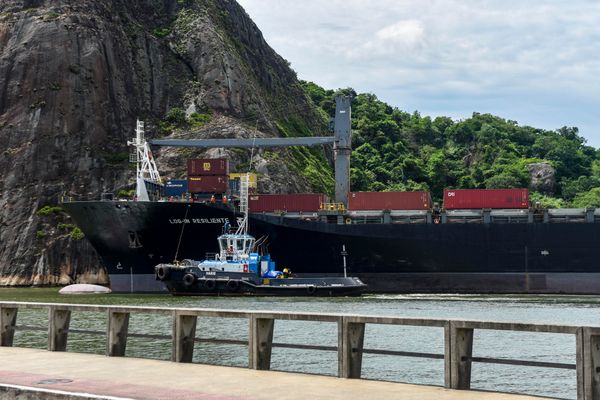 Rebocadores fazem buzinaço e jogam jato de água para comemorar recorde de exportação no Porto de Vitória
