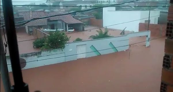 Forte chuva alagou o município de Pinheiros 