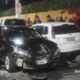 Adolescentes em carro roubado provocam acidente em Vila Velha. Família, que estava no carro preto, ficou ferida