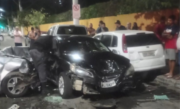Adolescentes em carro roubado provocam acidente em Vila Velha. Família, que estava no carro preto, ficou ferida