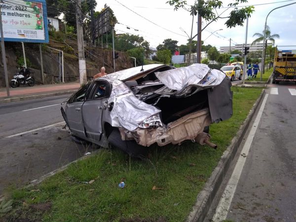  Carro ficou destruído em acidente na Avenida Fernando Ferrari, em Vitória