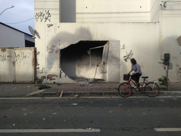  Carro ficou destruído em acidente na Avenida Fernando Ferrari, em Vitória por Reprodução/TV Gazeta