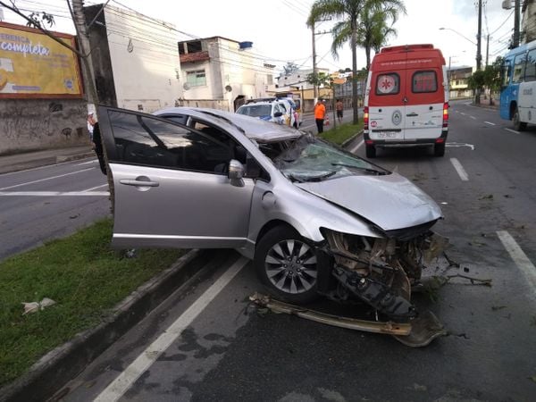  Carro ficou destruído em acidente na Avenida Fernando Ferrari, em Vitória por Reprodução/TV Gazeta