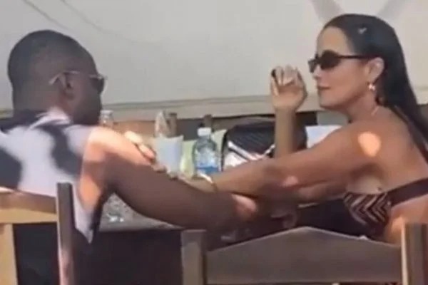 Carol Peixinho e Thiaguinho foram vistos  trocando carícias no Ceará