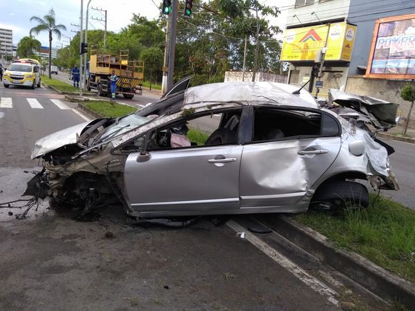 Carro ficou destruído após batida na Avenida Fernando Ferrari, em Vitória por Leitor A Gazeta