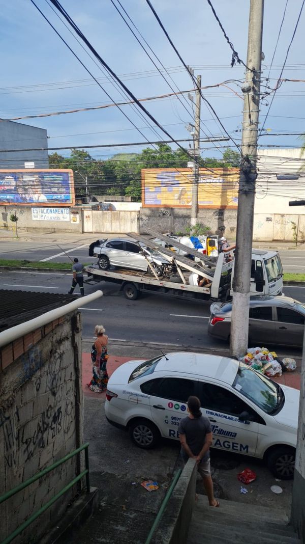 Carro ficou destruído após batida na Avenida Fernando Ferrari, em Vitória por Leitor A Gazeta