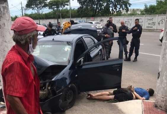 Perseguição a suspeitos de roubar um carro terminou em acidente na Avenida Fernando Ferrari. Crédito: Deborah Boff
