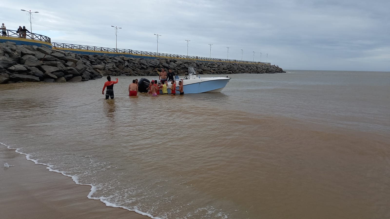 Casal é resgatado após a embarcação de pesca apresentar problemas mecânicos em Marataízes