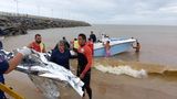 Casal é resgatado após a embarcação de pesca apresentar problemas mecânicos em Marataízes(Notaer)