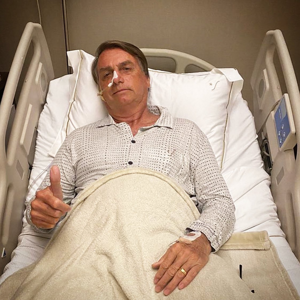 O presidente Jair Bolsonaro postou foto em que aparece em leito de hospital