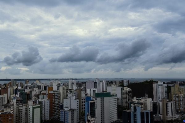 O tempo nublado visto do Monte Horebe, no bairro Santa Lúcia, Vitória. O local é muito frequentado por evangélicos em momentos de oração