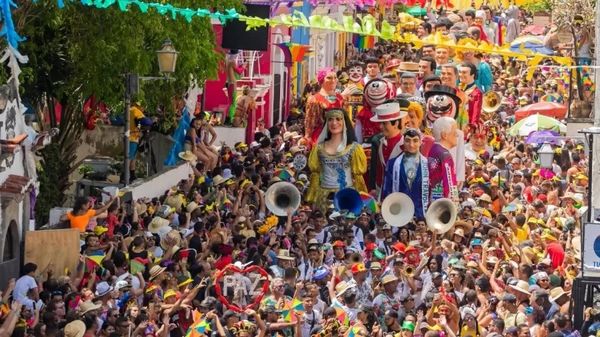 Carnaval de Olinda costuma ser realizado nas ruas históricas da cidade, ao lado do Recife