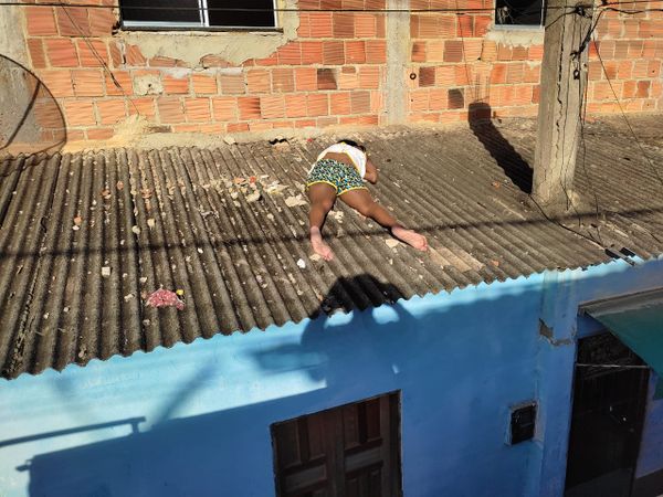 Corpo de mulher sobre o telhado em Nova Venécia