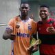 Imagem - Após goleada, meia do Flamengo doa chuteiras para capitão de time capixaba