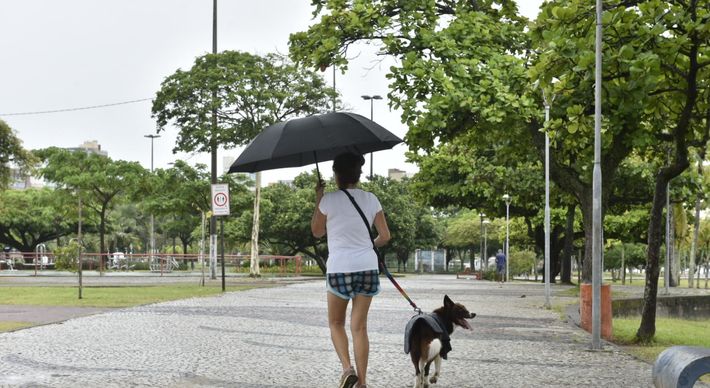 Fenômeno climático deve deixar o tempo mais fechado e com chuva fraca no sábado (6), mas a previsão é que comece a se afastar do Estado no domingo (7)