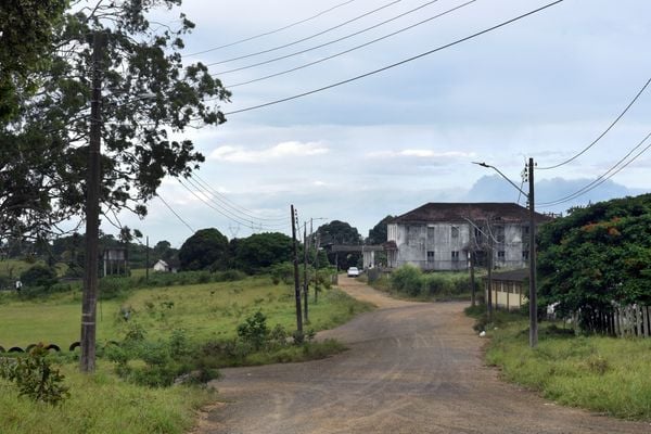 Instalações antigas do Hospital Pedro Fontes - Casarão onde ficavam os meninos adolescentes  por Carlos Alberto Silva