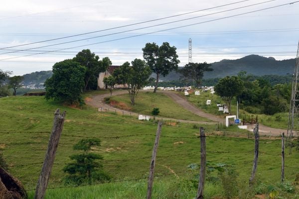Instalações antigas do Hospital Pedro Fontes - Cemitério e antiga igreja por Carlos Alberto Silva