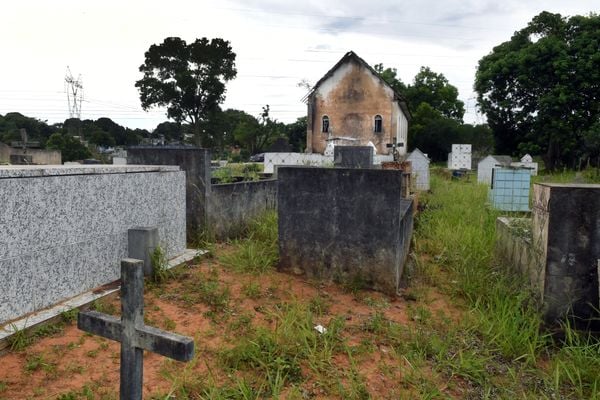 Instalações antigas do Hospital Pedro Fontes - Cemitério e antiga igreja local  por Carlos Alberto Silva