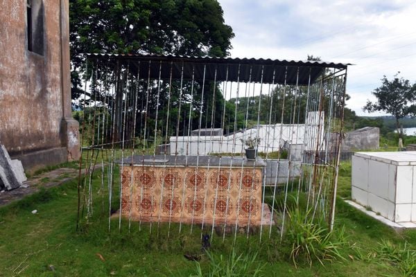Instalações antigas do Hospital Pedro Fontes - Túmulo do padre  Mathias na antiga igreja por Carlos Alberto Silva