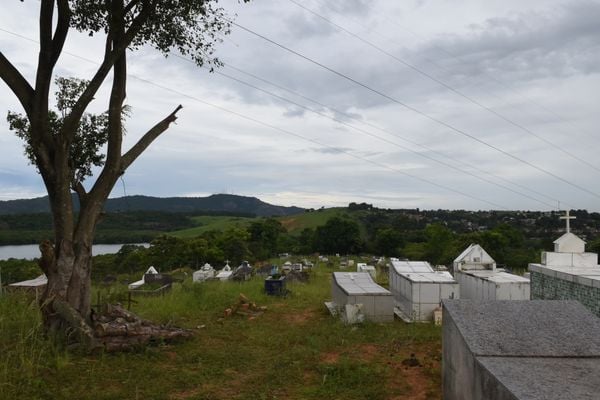Instalações antigas do Hospital Pedro Fontes - cemitério local  por Carlos Alberto Silva