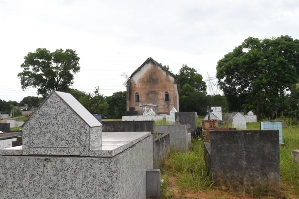 Instalações antigas do Hospital Pedro Fontes - cemitério local  por Carlos Alberto Silva